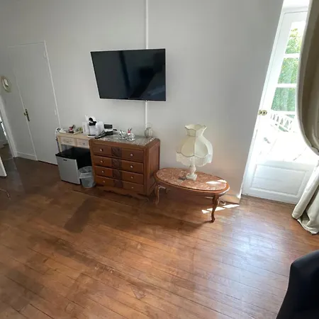 فندق مبيت وإفطار Vue Du Chateau D'excideuil En