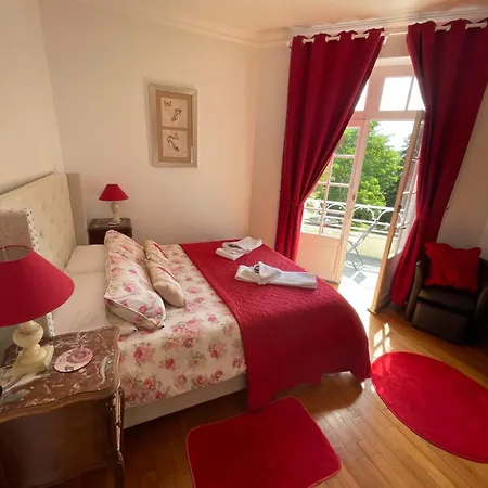 Vue Du Chateau En Toute Autonomie Bed & Breakfast