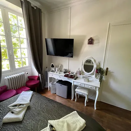 فندق مبيت وإفطار Vue Du Chateau D'excideuil En 3*