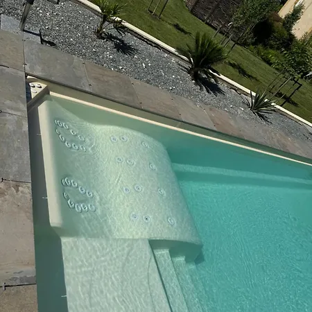Vue Du Chateau En Toute Autonomie Bed & Breakfast