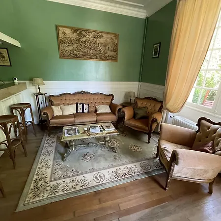 فندق مبيت وإفطار Vue Du Chateau D'excideuil En