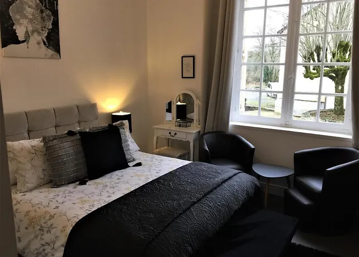 فندق مبيت وإفطار Vue Du Chateau D'excideuil En