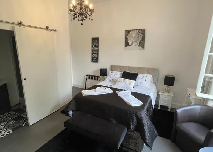 فندق مبيت وإفطار Vue Du Chateau D'excideuil En Excideuil