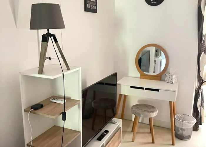 فندق مبيت وإفطار Vue Du Chateau D'excideuil En