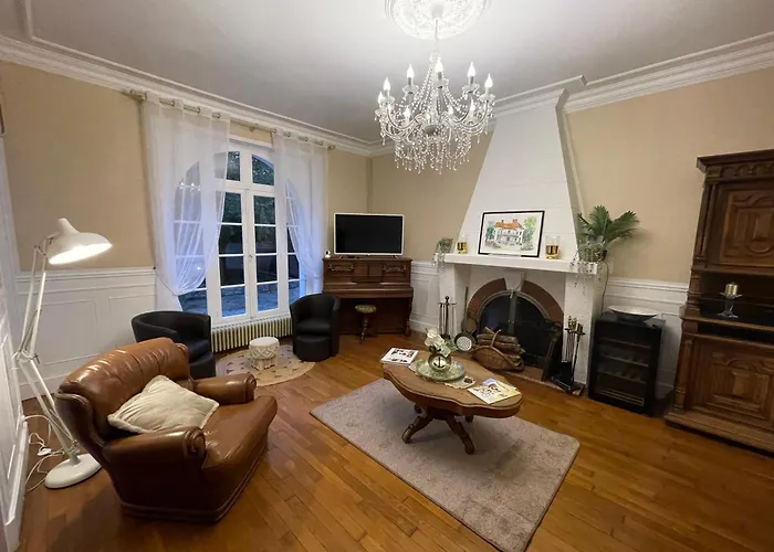 فندق مبيت وإفطار Vue Du Chateau D'excideuil En