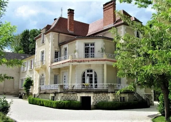 Vue Du Chateau D'excideuil En فندق مبيت وإفطار 3*